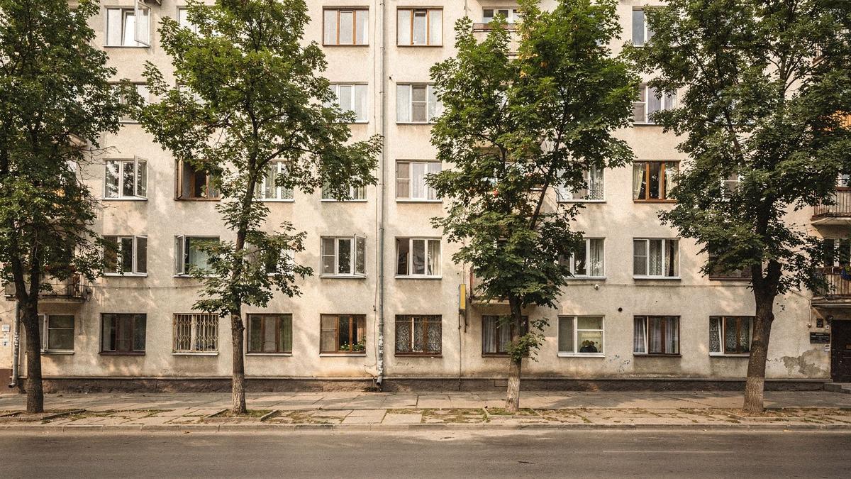 Facade of an apartment building on a tree-lined street in Pechersk, Kyiv